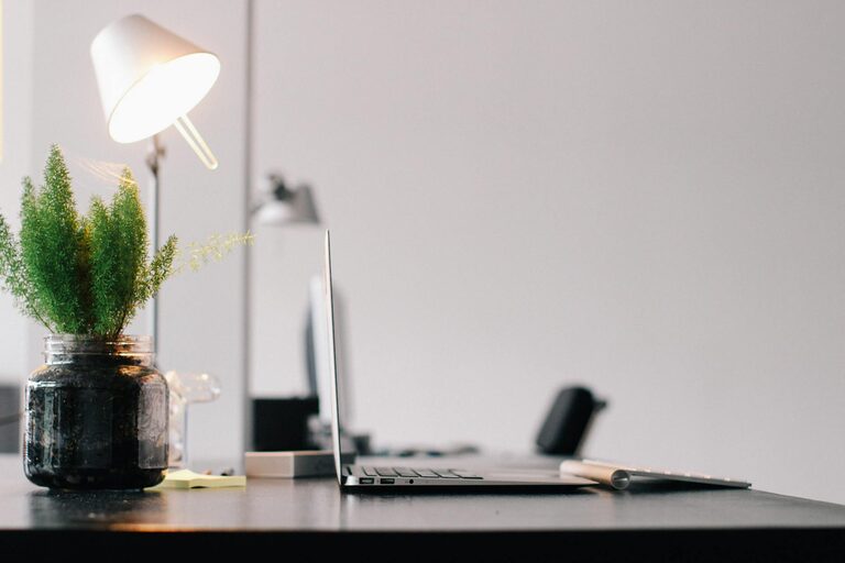 Consejos prácticos para organizar tu espacio de trabajo en casa y mejorar la productividad