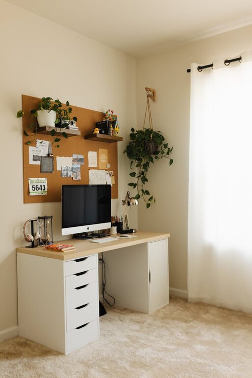 Consejos prácticos para un espacio de trabajo en casa eficiente y acogedor